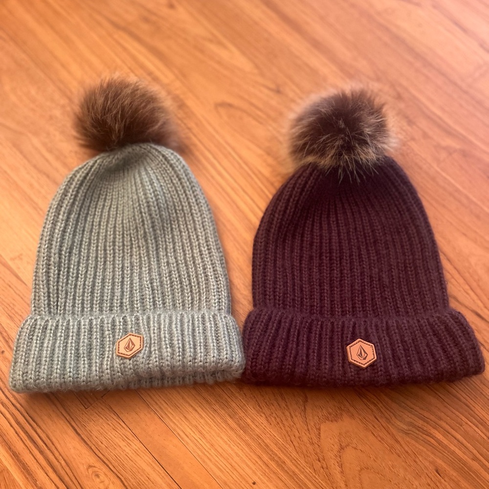 Volcom Youth V.co Lyra Snowboard Ski (2) Beanie NWOT